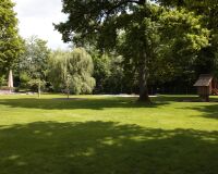 _R5_3757-park-schatten-schwimmbad-kirchberg