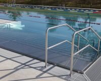 _R5_9608-schwimmbad-kirchberg-schwimmbecken-einstieg