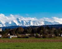 _R5_7521-kirche-kirchberg-berge-alpen-eiger-moench-jungfrau-raw-topaz-1920x650